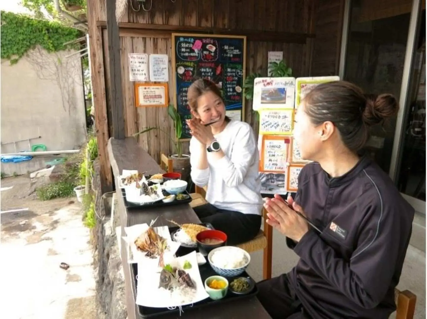 . After changing clothes, it's time for lunch. Let's enjoy some seafood♪