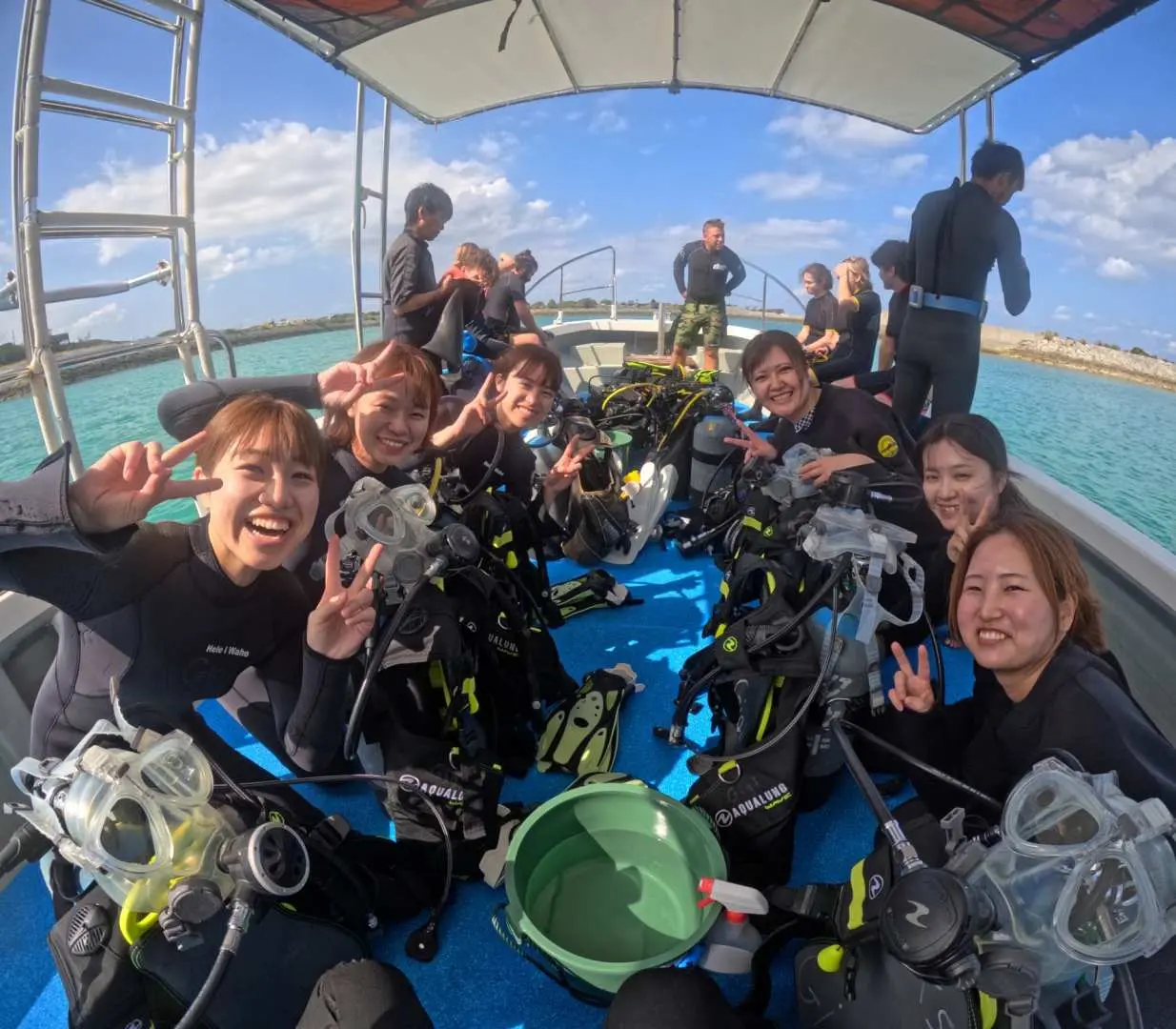 Changing clothes. Diving instruction (diving hand signals/precautions). Diving equipment instruction/trial. Guided tour.