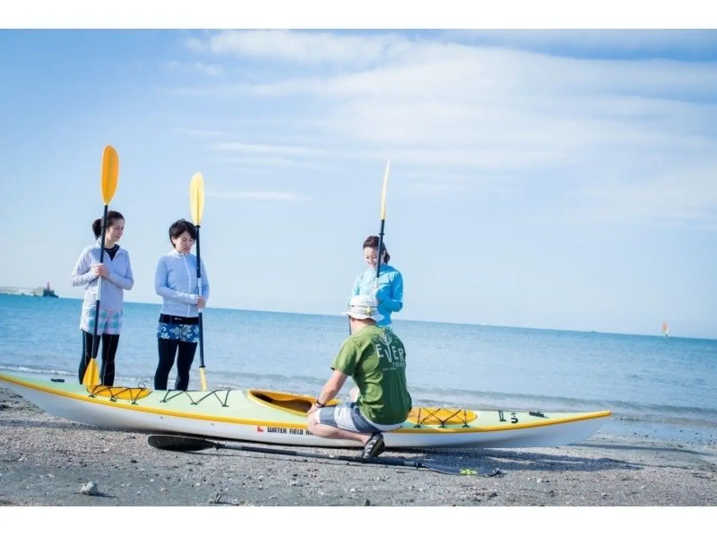 BEACHLESSON. (Afternoon session starts at 1:50 PM)
Lecture on the beach.

We'll carefully teach you how to ride a sea kayak and use a paddle.