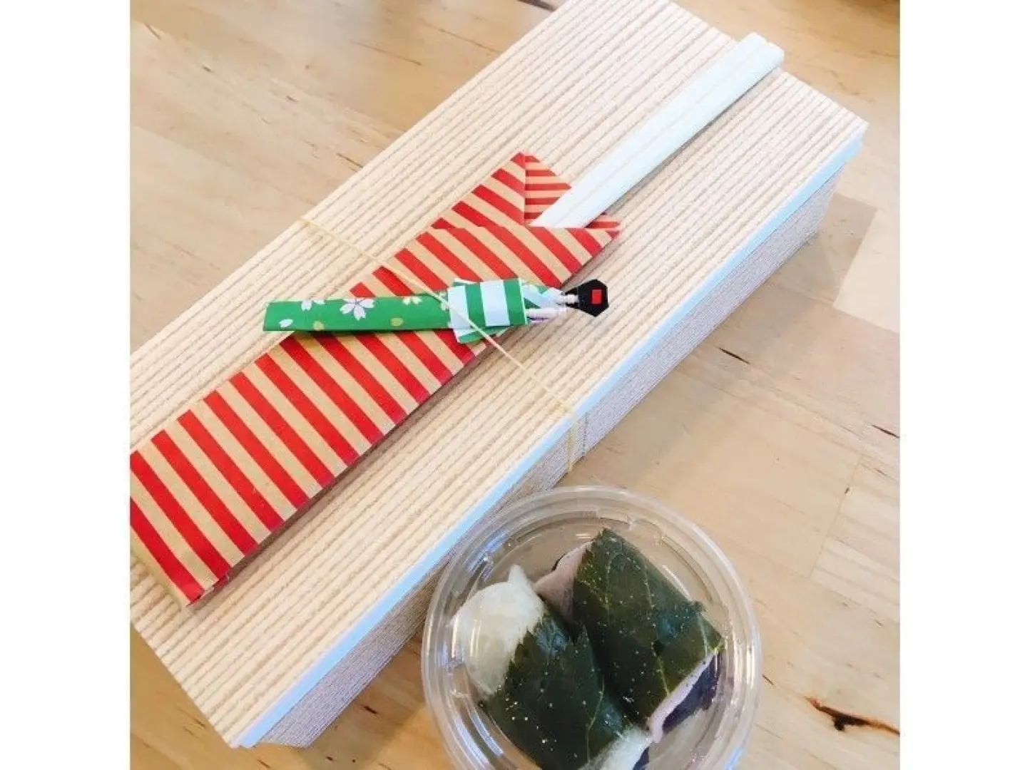 Packing and making a chopstick holder using origami paper (30 minutes).