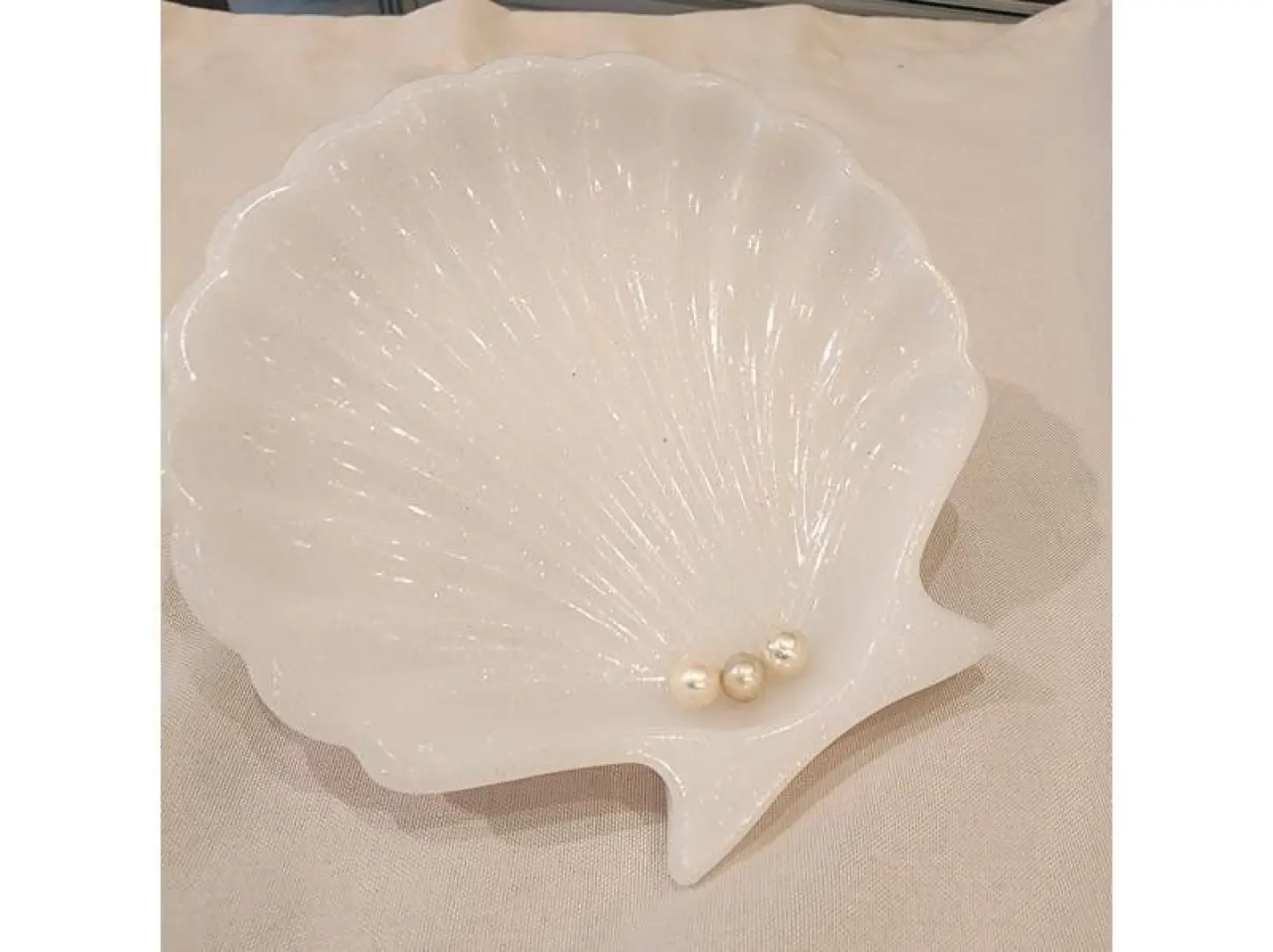 You can have the pearls made into accessories (additional fee applies) or take them home as they are. You can choose to take the pearls you harvest on the spot home as they are or have them made into accessories.