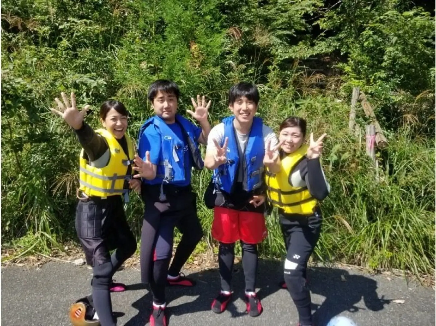 ツアースタート！。安全説明＆装備チェック後、ツアースタート！コース途中川の淵やさわで遊びながらすすんでいきます！