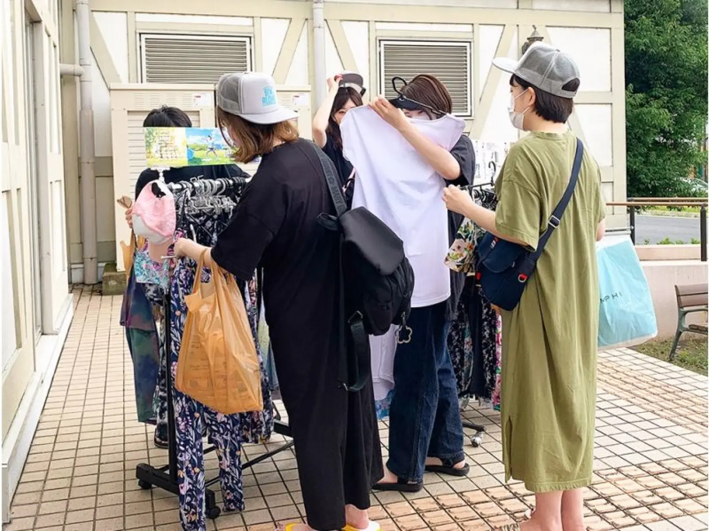 หากคุณต้องการเช่าเสื้อผ้า โปรดแจ้งเจ้าหน้าที่ และอย่าลืมเปลี่ยนเป็นเสื้อผ้าที่เช่ามา แล้วมารวมตัวกันที่หน้าเคาน์เตอร์ประชาสัมพันธ์อย่างน้อย 5 นาทีก่อนเวลาที่กำหนดไว้