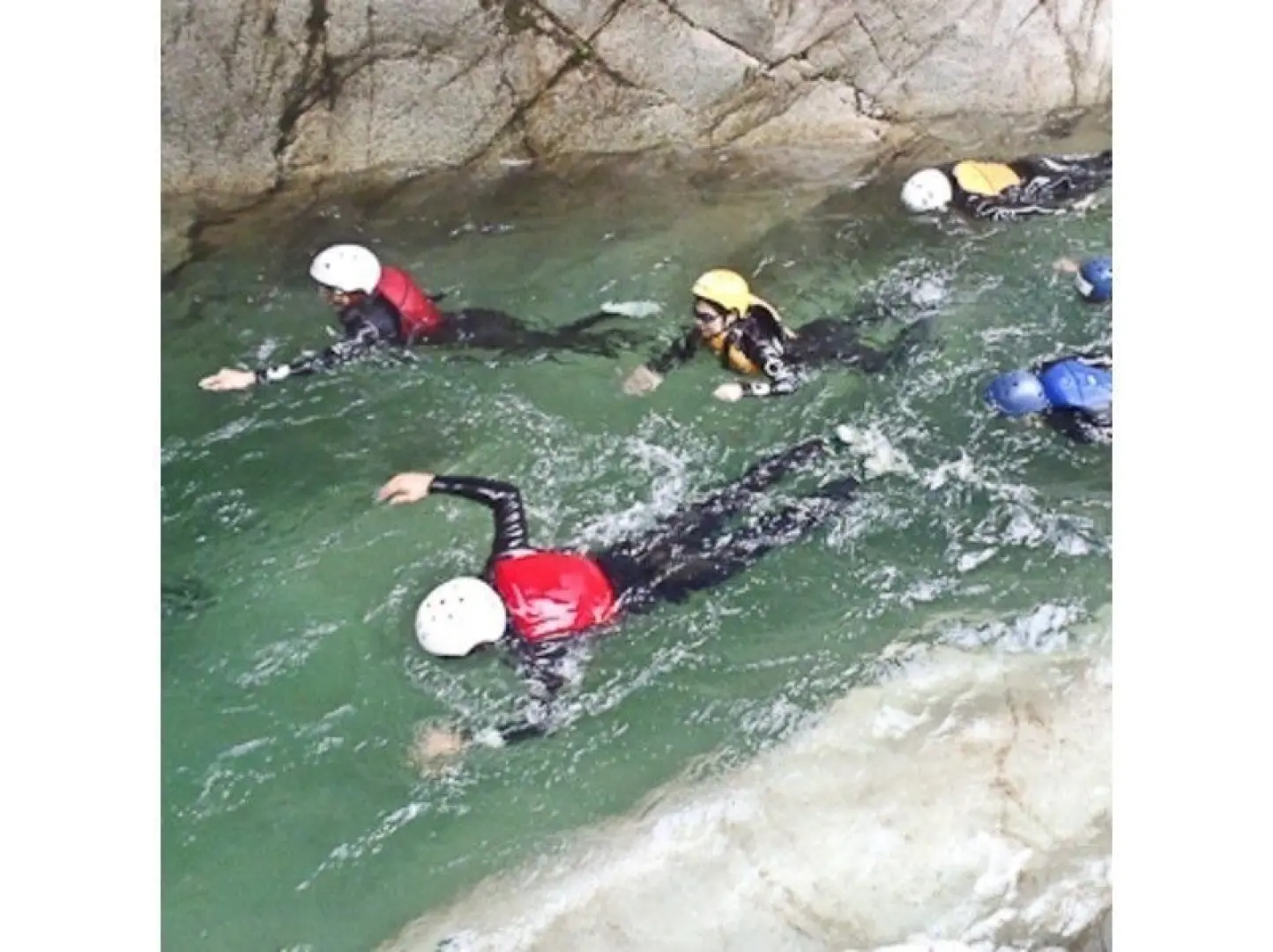 上流に向かってGo!。広い河原から徐々にムードが変わっていく神崎川。ドキドキしながらすすみ、ときには歩いたり泳いだりしてゴールの「パムカッレ」を目指します。
