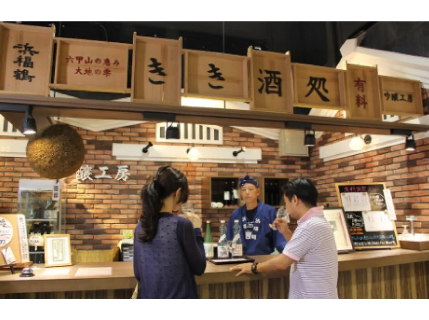 濱福鶴酒造店內充滿了引人入勝的內容，包括清酒釀造體驗角、深受清酒愛好者歡迎的免費品嚐角以及清酒品嚐區！