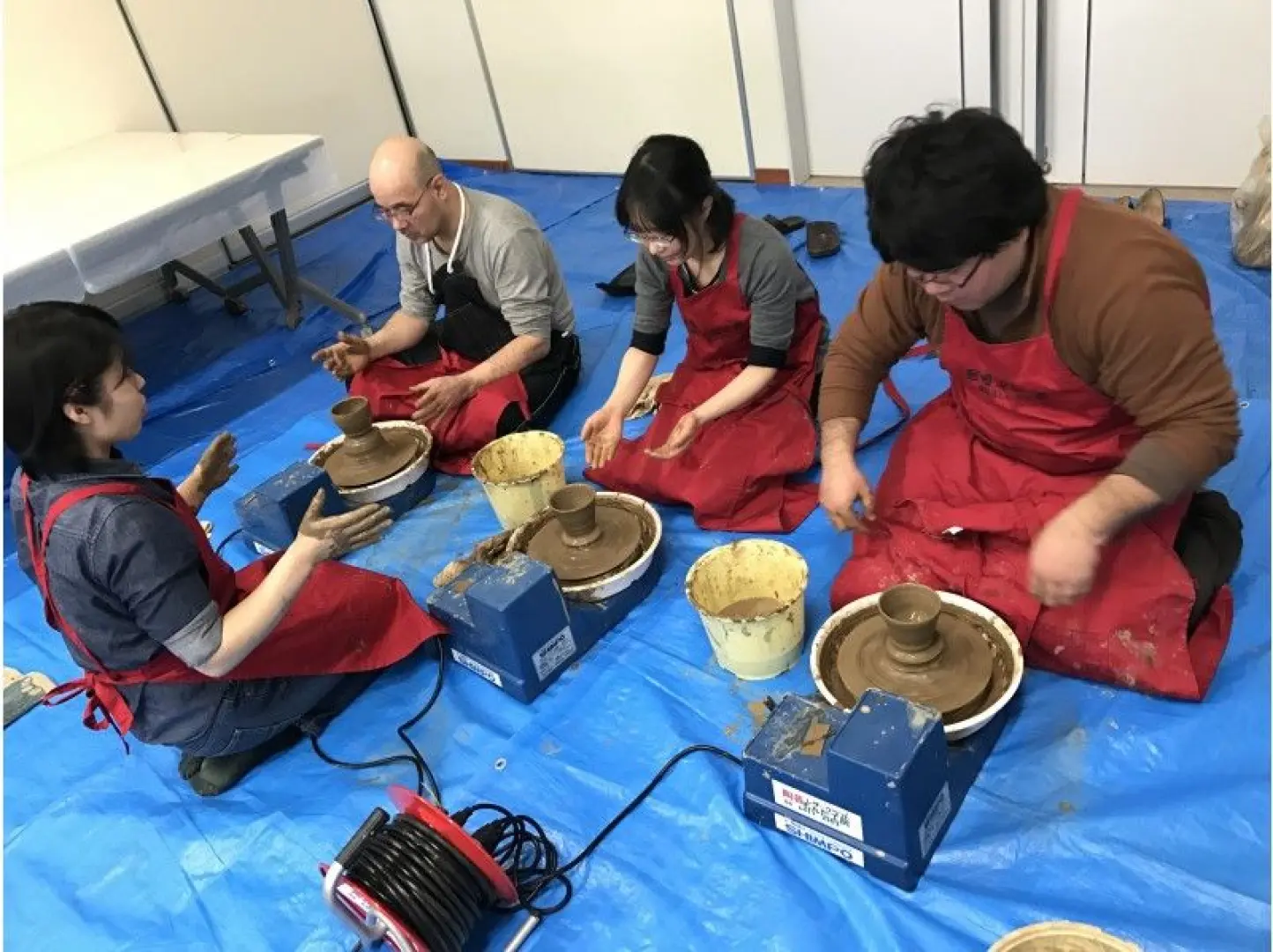電動ろくろで成形。