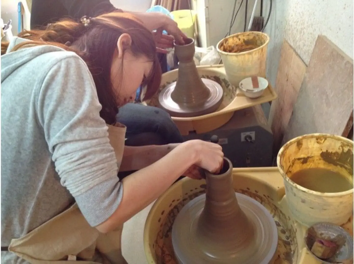 在電動陶輪上成型。