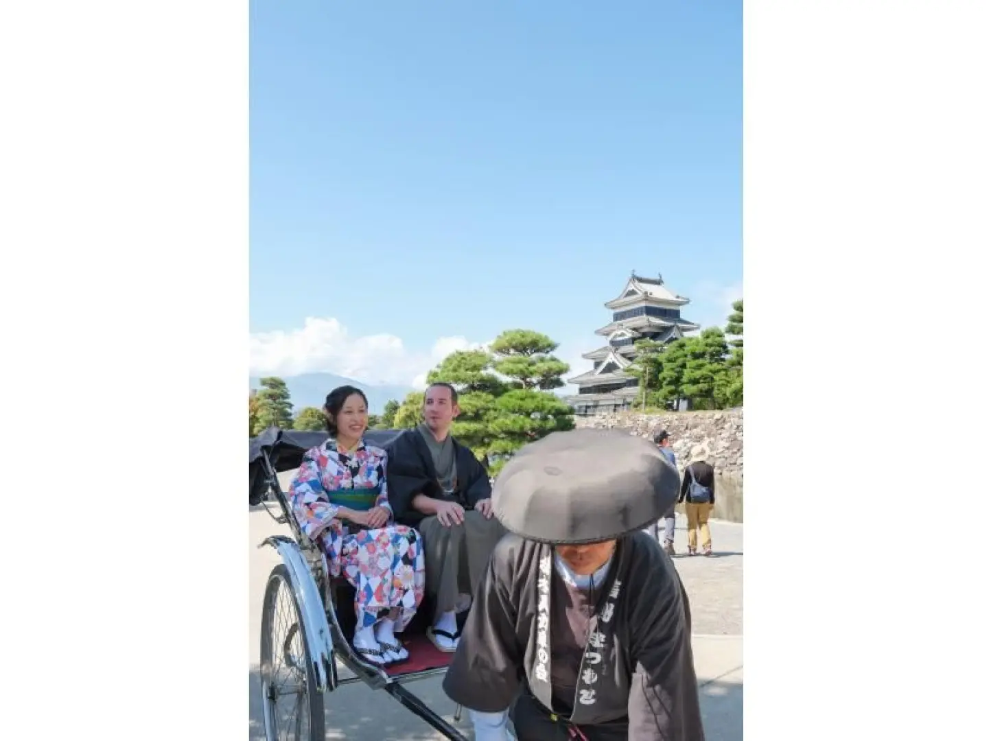 [Rickshaw tour of Matsumoto Castle and castle town] After being picked up at Hanakomichi by rickshaw, you will take a rickshaw tour of Matsumoto Castle and castle town. (Approximately 50 minutes)
