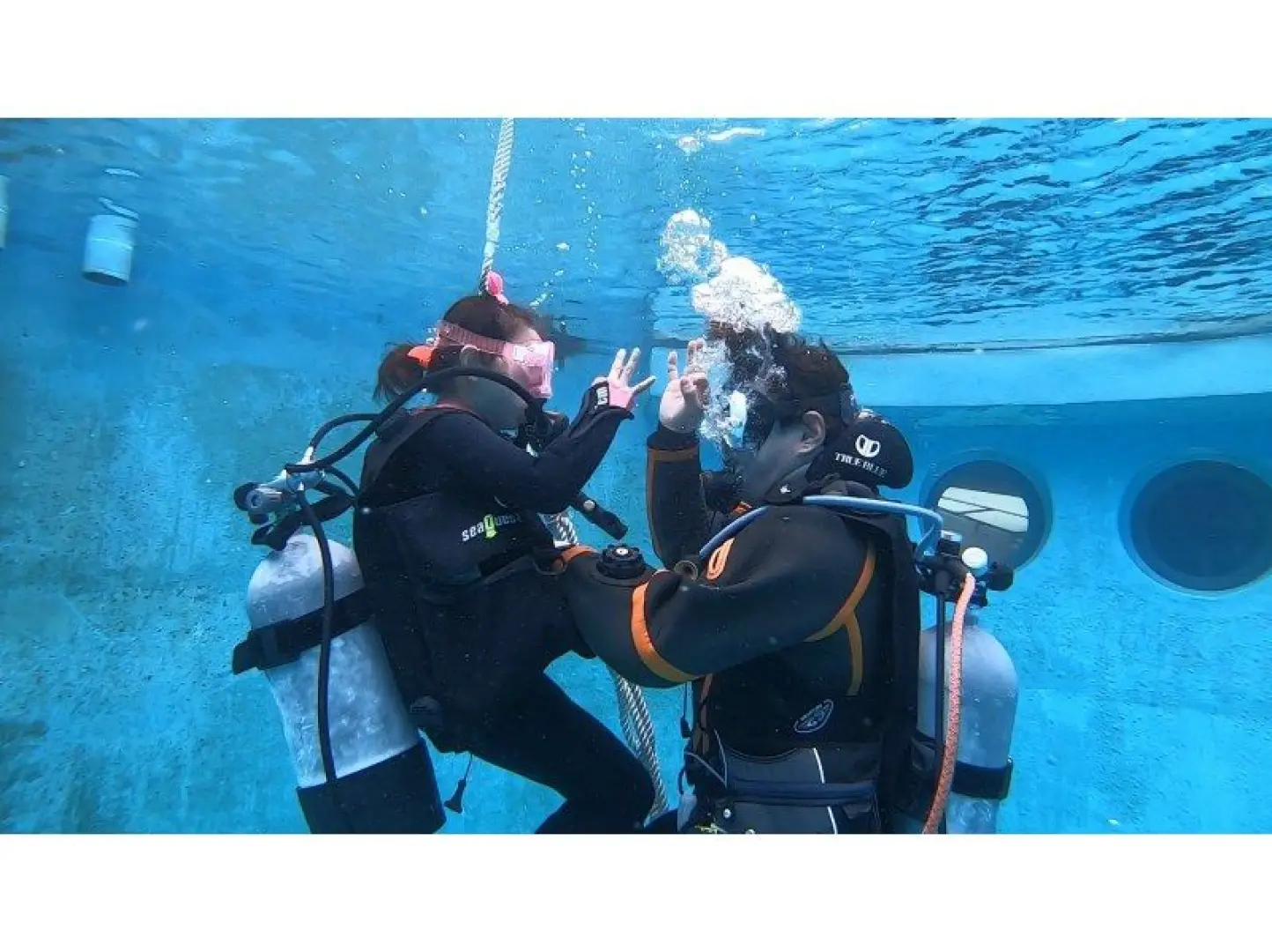 Enter! First, practice breathing. First, practice breathing on the surface of the water. Once you get used to it, gradually go underwater!