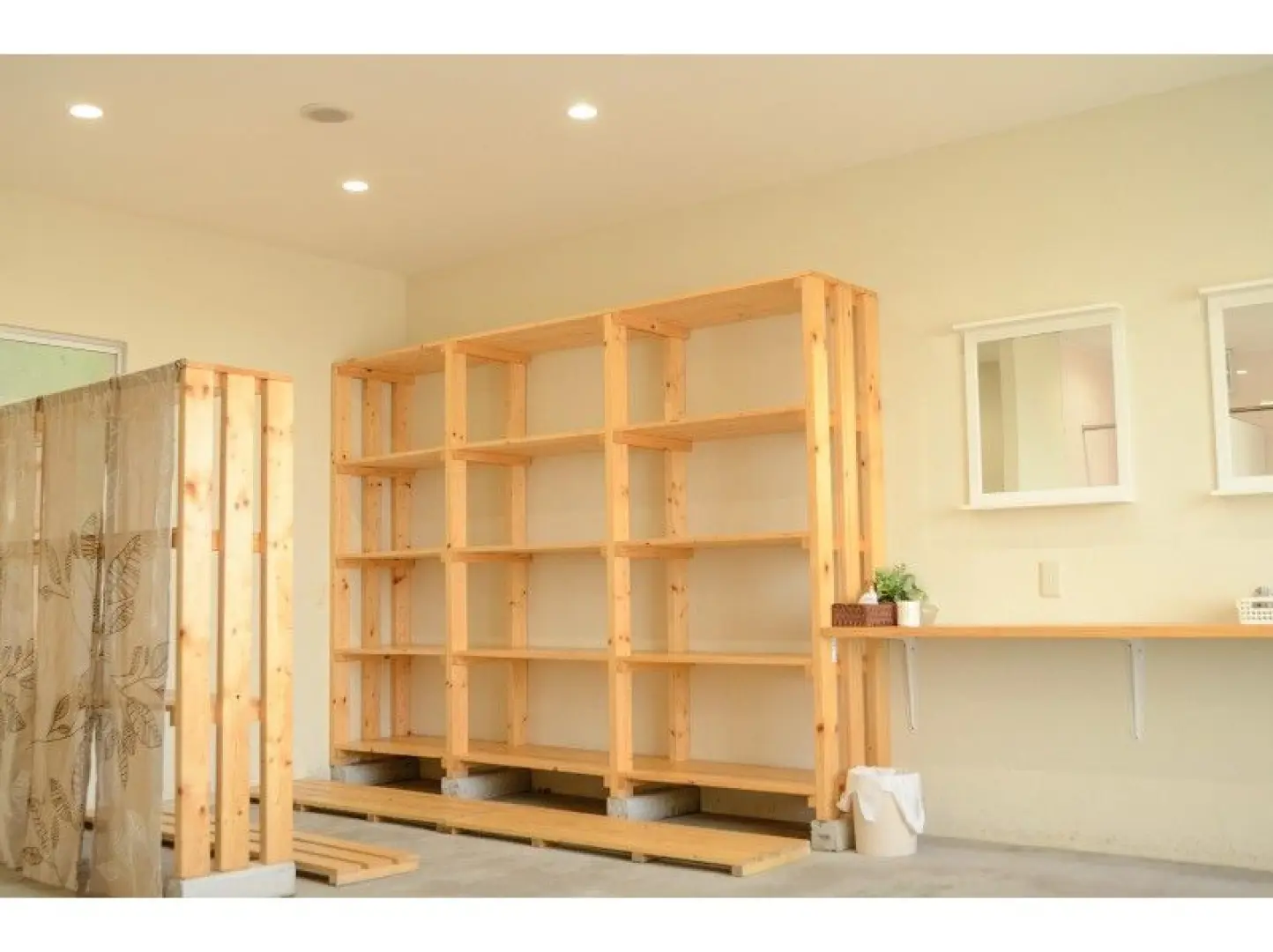 Change into your swimsuit and put on your wetsuit in our private changing room. 
Our staff will help you put on your wetsuit.