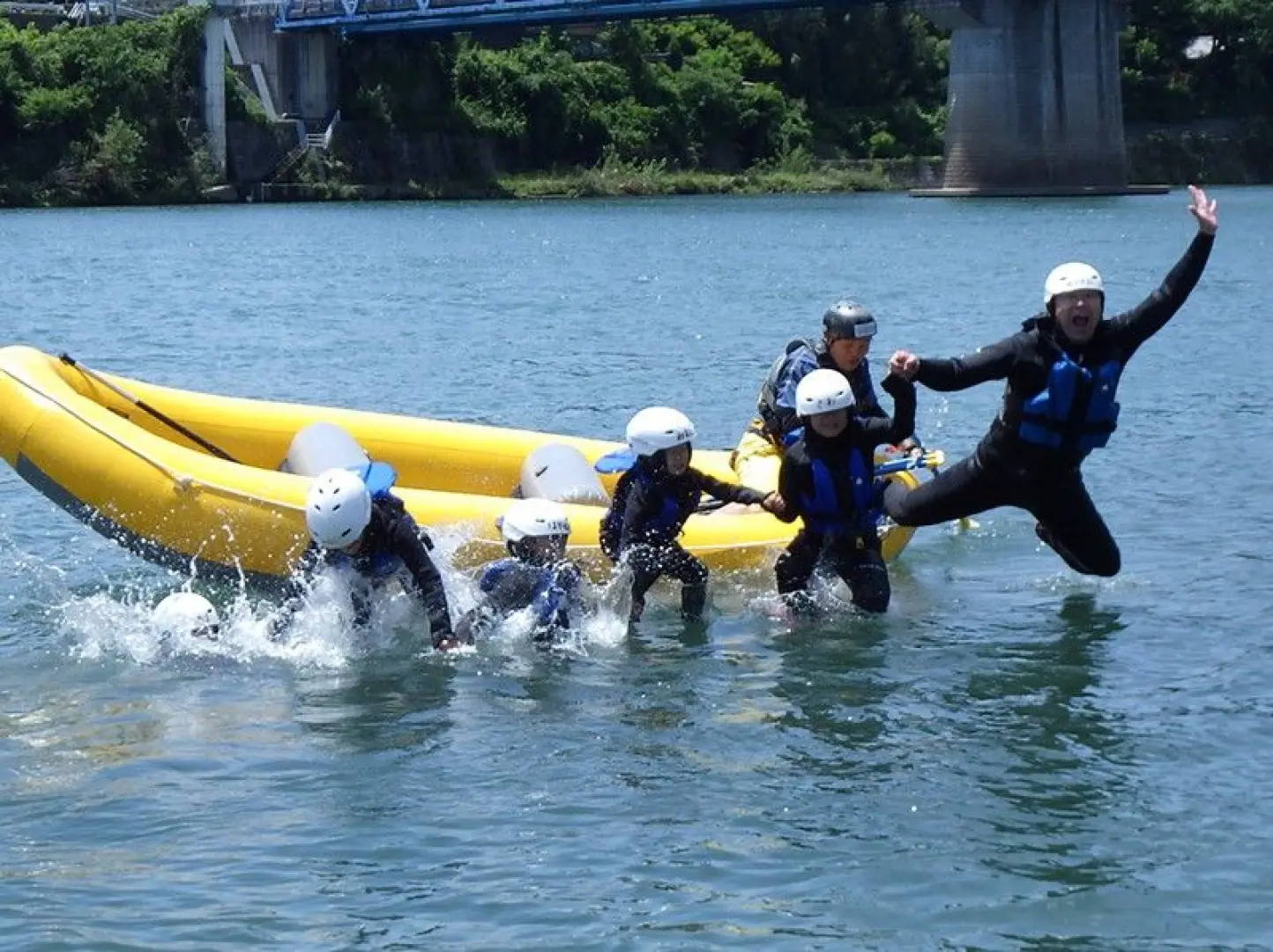 10:30 / 15:30 [思いっきり川遊び]。川での楽しみがいっぱい！思いっきり遊んで、思いっきり笑ってください！