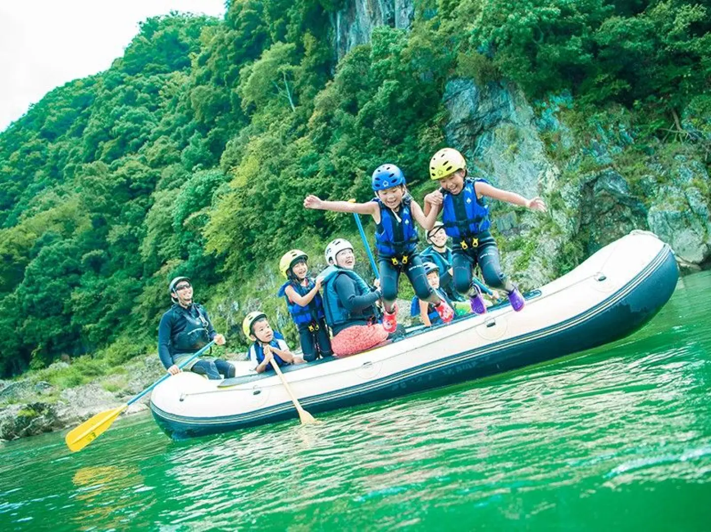 [急流下り・水遊び]。急流ポイントではみんなの力で乗り越えよう！
流れの穏やかな箇所では泳いだり、飛び込んだり川遊びも満載。