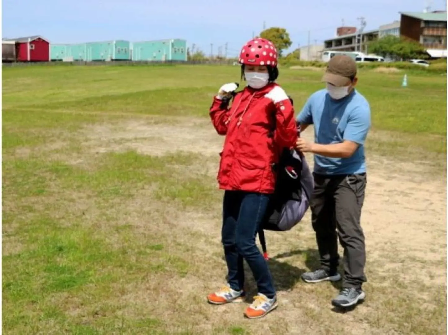 Get ready! To prevent injuries, do some thorough warm-up exercises! Make sure to relax your mind as well. Once the instructor has fitted you with the necessary equipment, you'll learn the basics of paragliding.