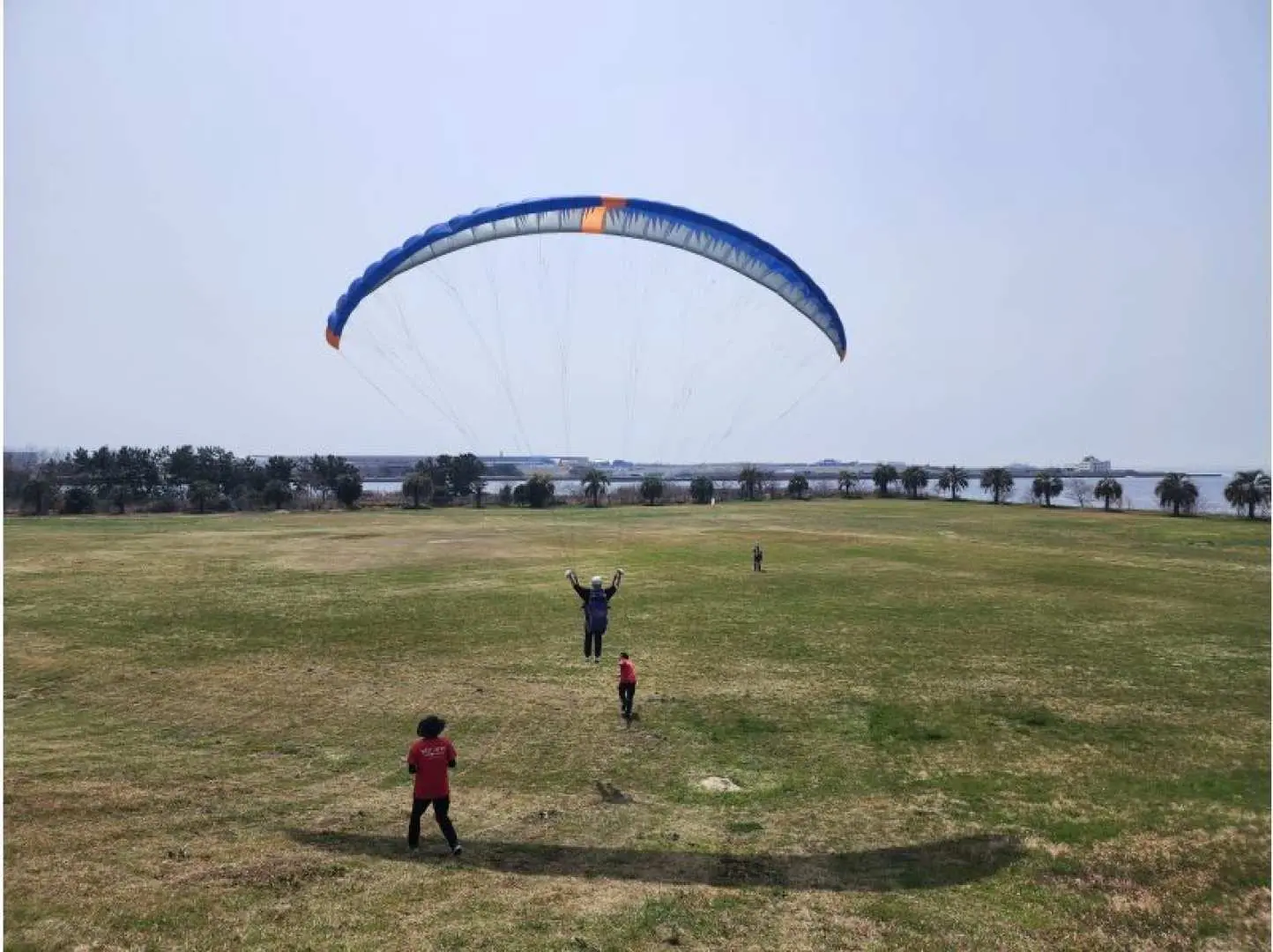 Soar into the sky! Gently float into the air! Rope extending from equipment on either side of the participant is held securely by an instructor on the ground, who controls the aircraft, so anyone can enjoy it with peace of mind.