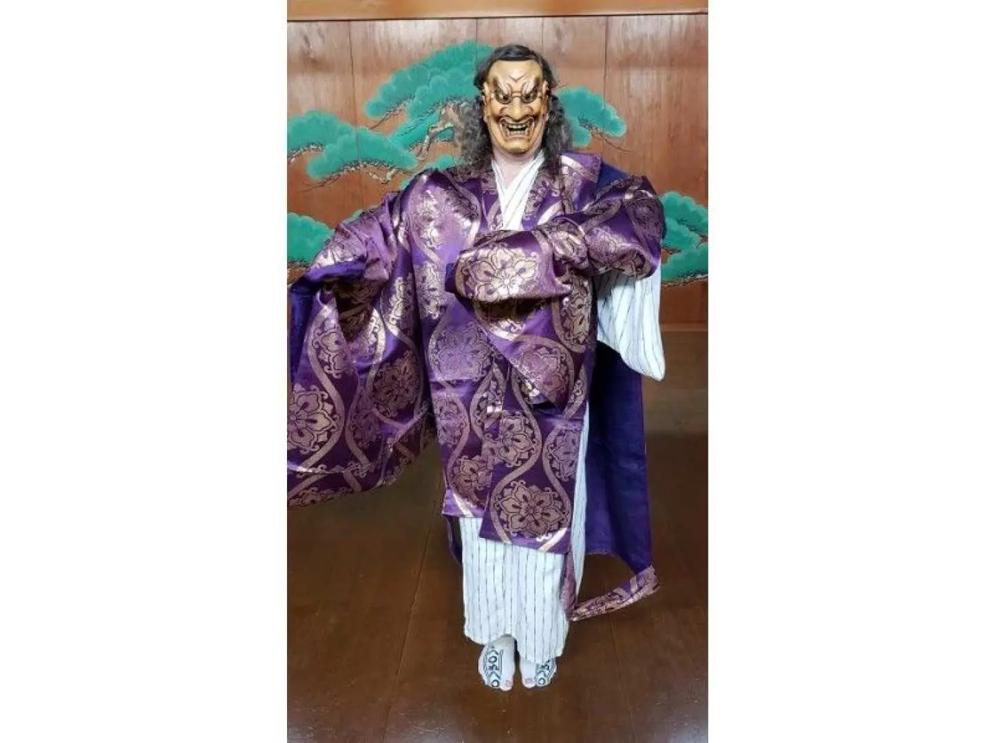 能面・能装束をつけて記念撮影！。体験の後は、能面・能装束をつけて記念撮影！貴重な体験を写真に残しましょう。