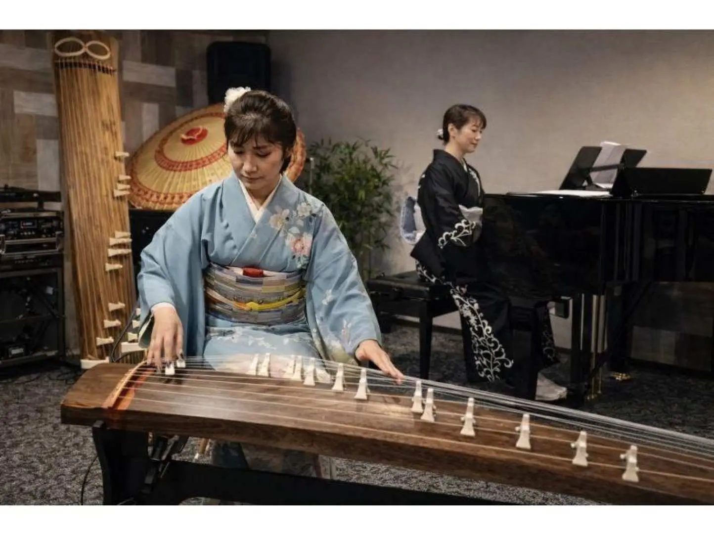 Enjoy a live performance of traditional Japanese instruments, including the Tsugaru shamisen, koto, and shinobue flute.

Experience the world of traditional Japanese music up close, from powerful tones to delicate harmonies.