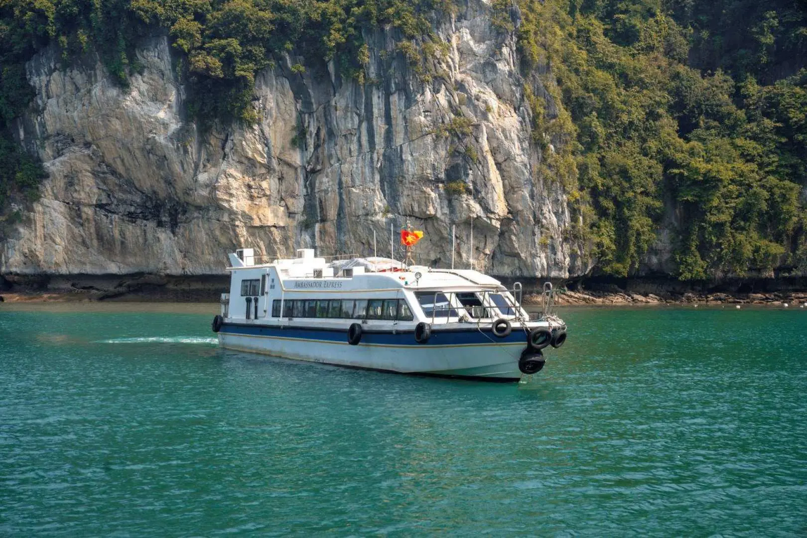 บริการรับส่งไปยังเรือสำราญ ผู้โดยสารจะถูกส่งไปยังเรือสำราญด้วยเรือเร็ว