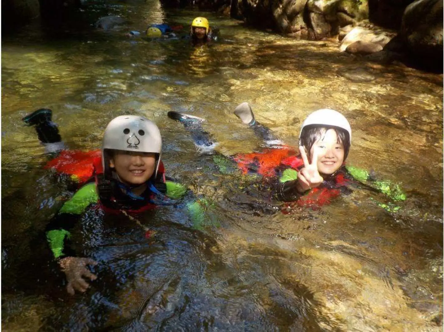 漂流体验。旅程终于开始了！首先，您将全身浸入水中以适应水性，然后顺流而下。借助救生衣的浮力在水中漂浮和移动比在流水中行走要容易得多！
