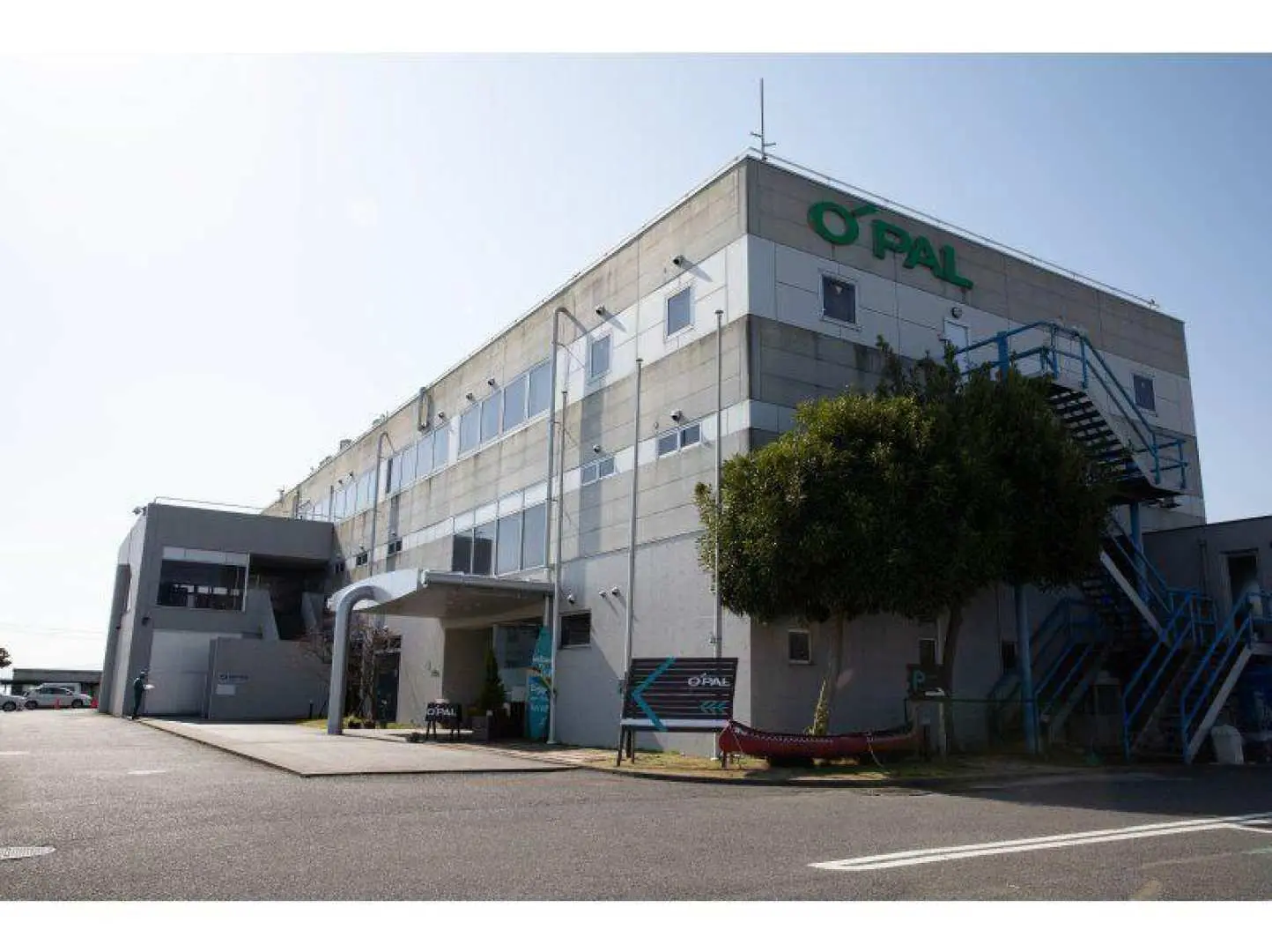 Please arrive within your reserved time slot. Come at a time that's convenient for you! 
After checking in at the front desk, use the locker room and head to the beach once you're ready. 
*Please note that your pass is only valid for the reserved time slot (morning or afternoon), and your arrival time does not affect the closing time.