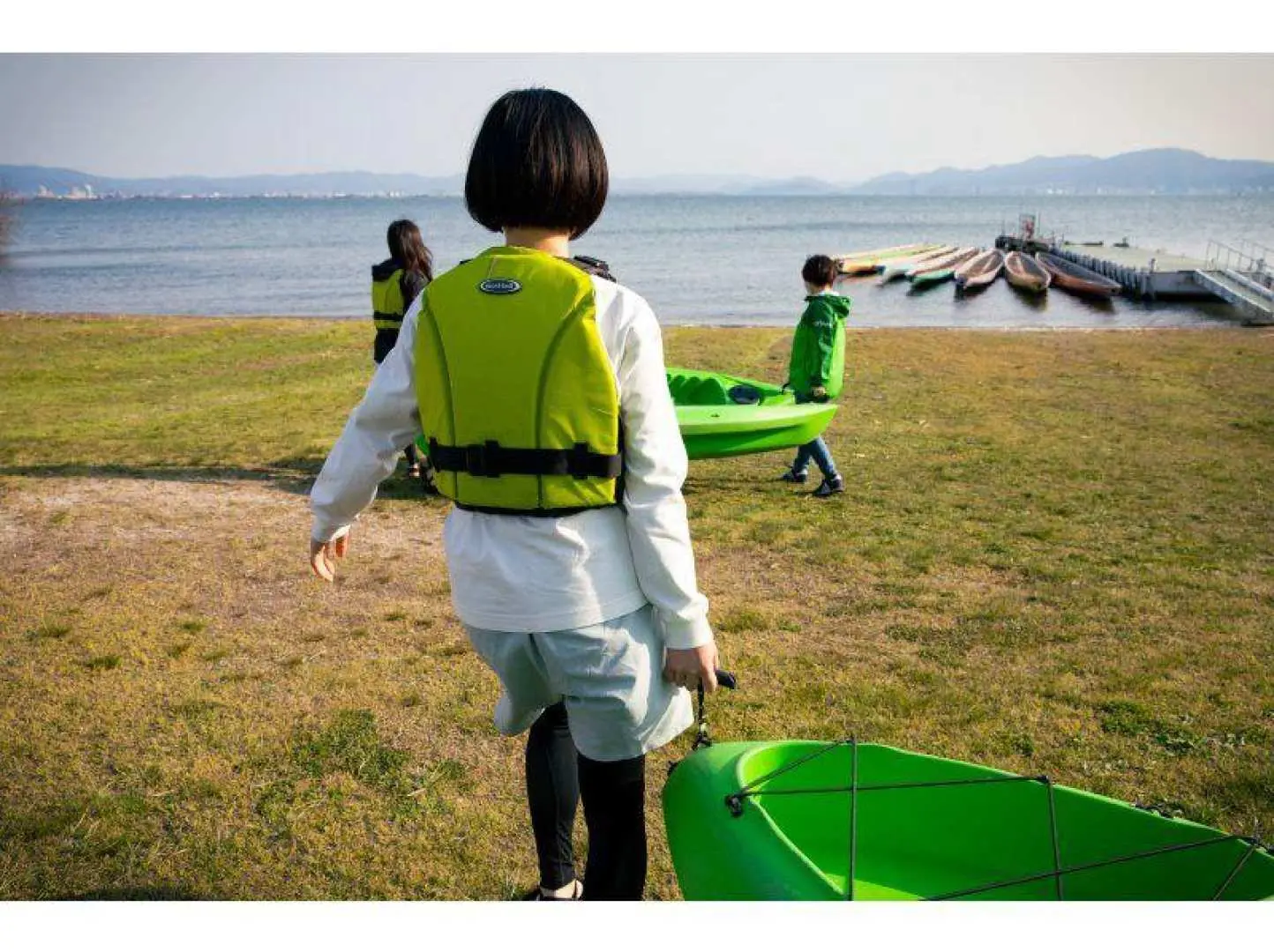 Let's head out onto Lake Biwa! Life jackets, paddles, SUP boards, and kayaks are available on the beach. 
If you're a first-timer, please watch the instruction video on how to paddle and operate the boat in the lobby before heading to the beach. 
After staff on the beach have checked that your life jacket is safe, you can head out onto the lake within the designated area.