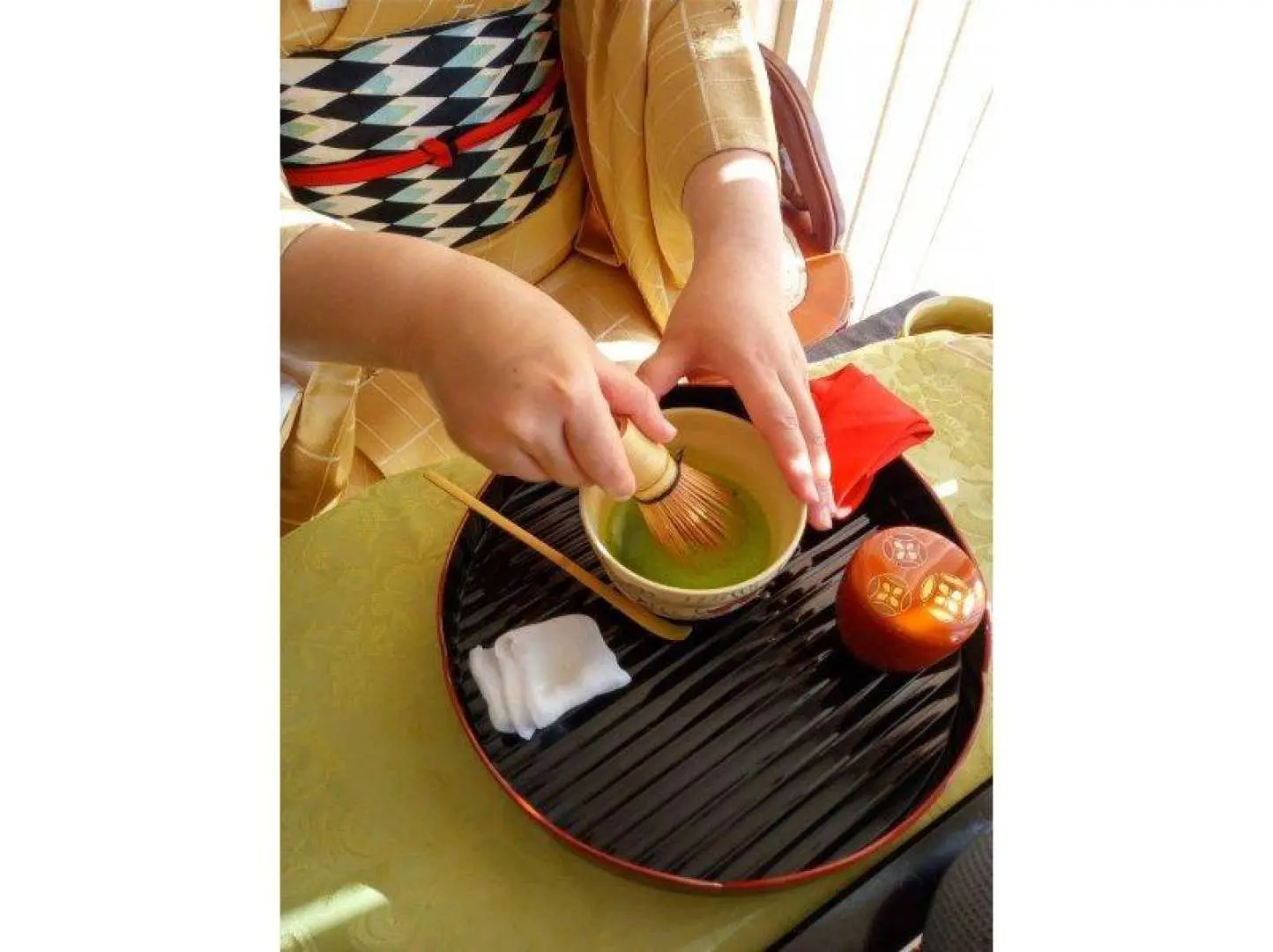 当日の流れ。・着席
↓
・薄茶点前の体験
↓
・お菓子と薄茶を頂きながら、美しい所作を学びます
↓
・終了