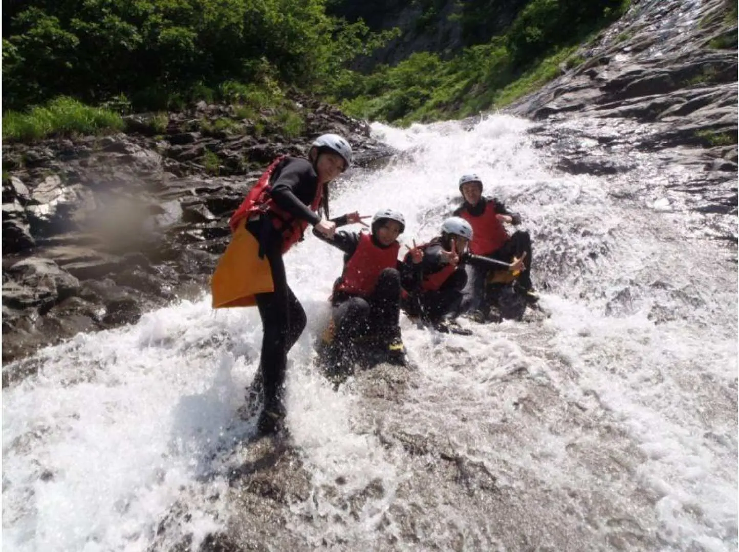 We arrived at Hanage Falls. We climbed to the top of Hanage Falls, watching the powerfully flowing waterfall. We could see the magnificent rock faces of Tanigawadake.
