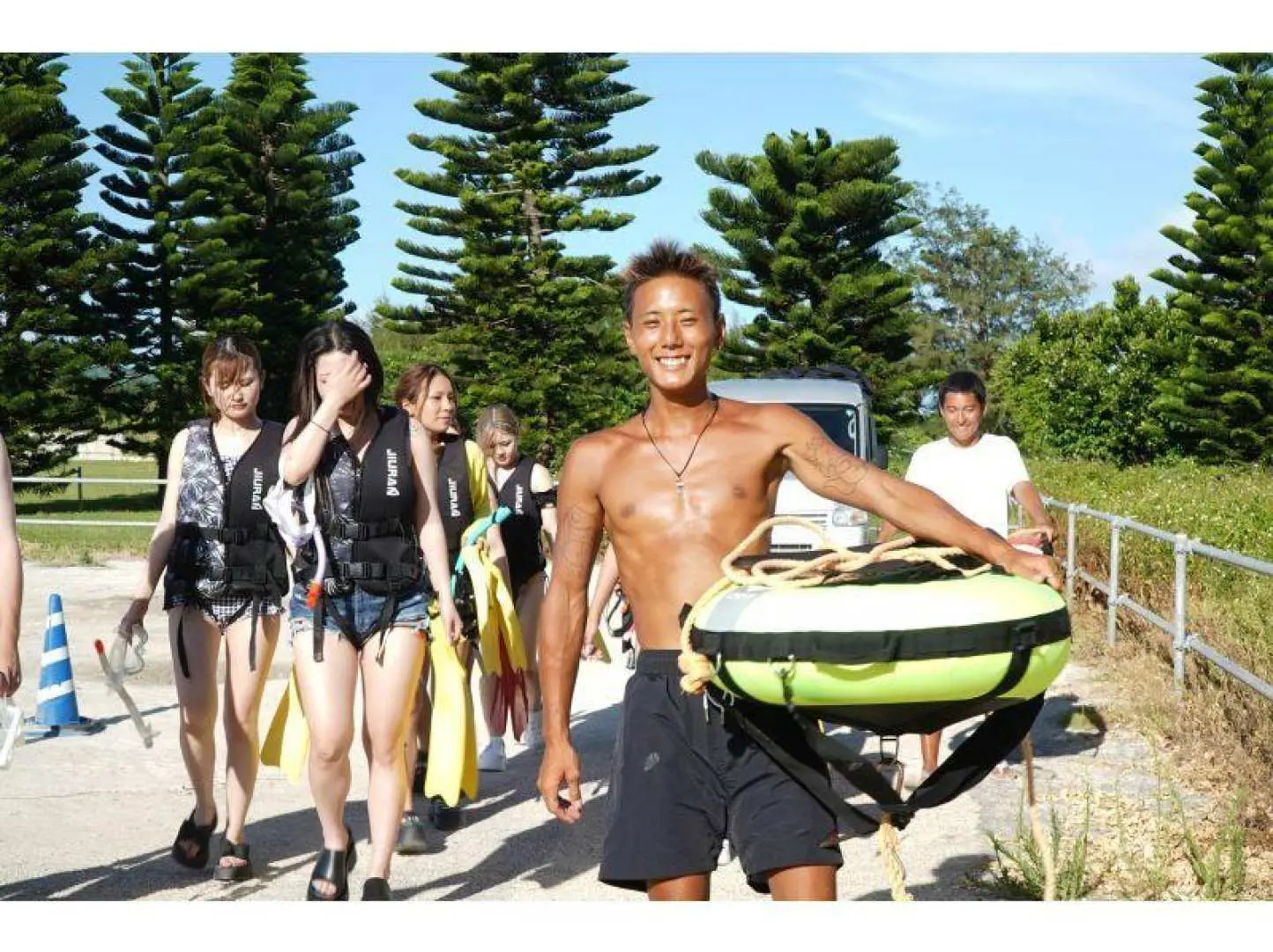 我們將前往海灘。我們將帶著裝備步行前往海灘。