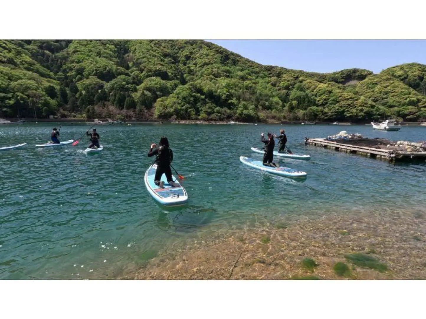 Start on your knees! You'll also receive instruction from your guide while out at sea. Let's learn to paddle properly while kneeling!