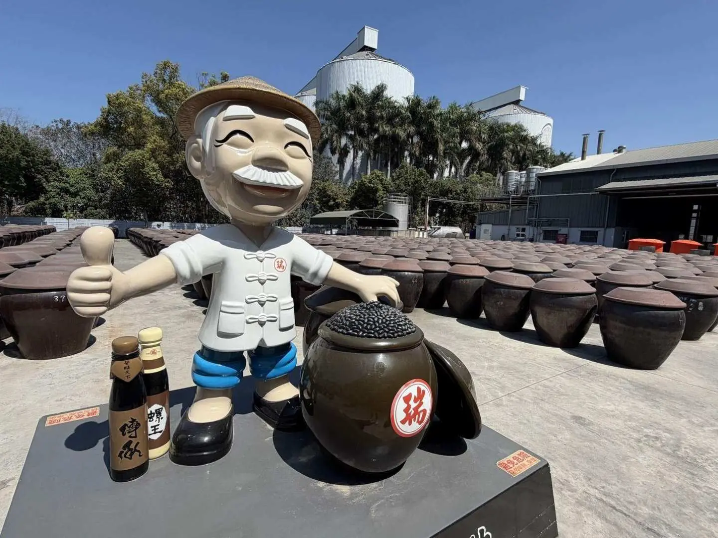 【瑞春醬油觀光工廠】瑞春醬油為雲林在地歷史悠久的傳統醬油品牌，至今仍堅持以古法釀造製作。廠區保留大型陶甕與曝曬發酵的製程景象，展現台灣傳統釀造工藝的獨特風貌。旅客可近距離了解醬油從原料發酵到熟成的製作過程，感受濃厚醬香與職人精神。透過實地走訪，不僅能認識台灣飲食文化的重要元素，也能看見在地產業長年傳承與持續發展的故事。  ※本景點將安排專業老師導覽(約20-30分)