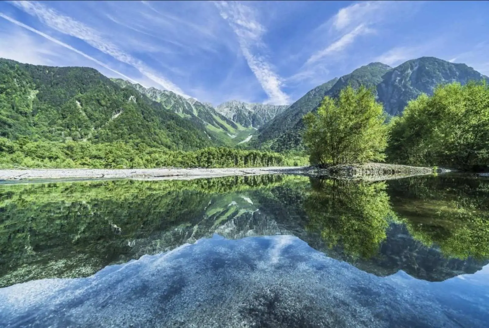 感受阿爾卑斯山系所蘊話出來的美麗景致
