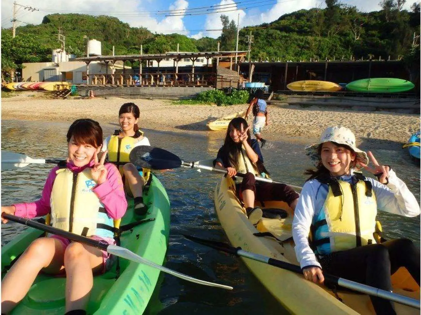 This guide explains how to paddle and ride a kayak! We'll explain how to paddle and ride a kayak in a way that's easy to understand, even for beginners!