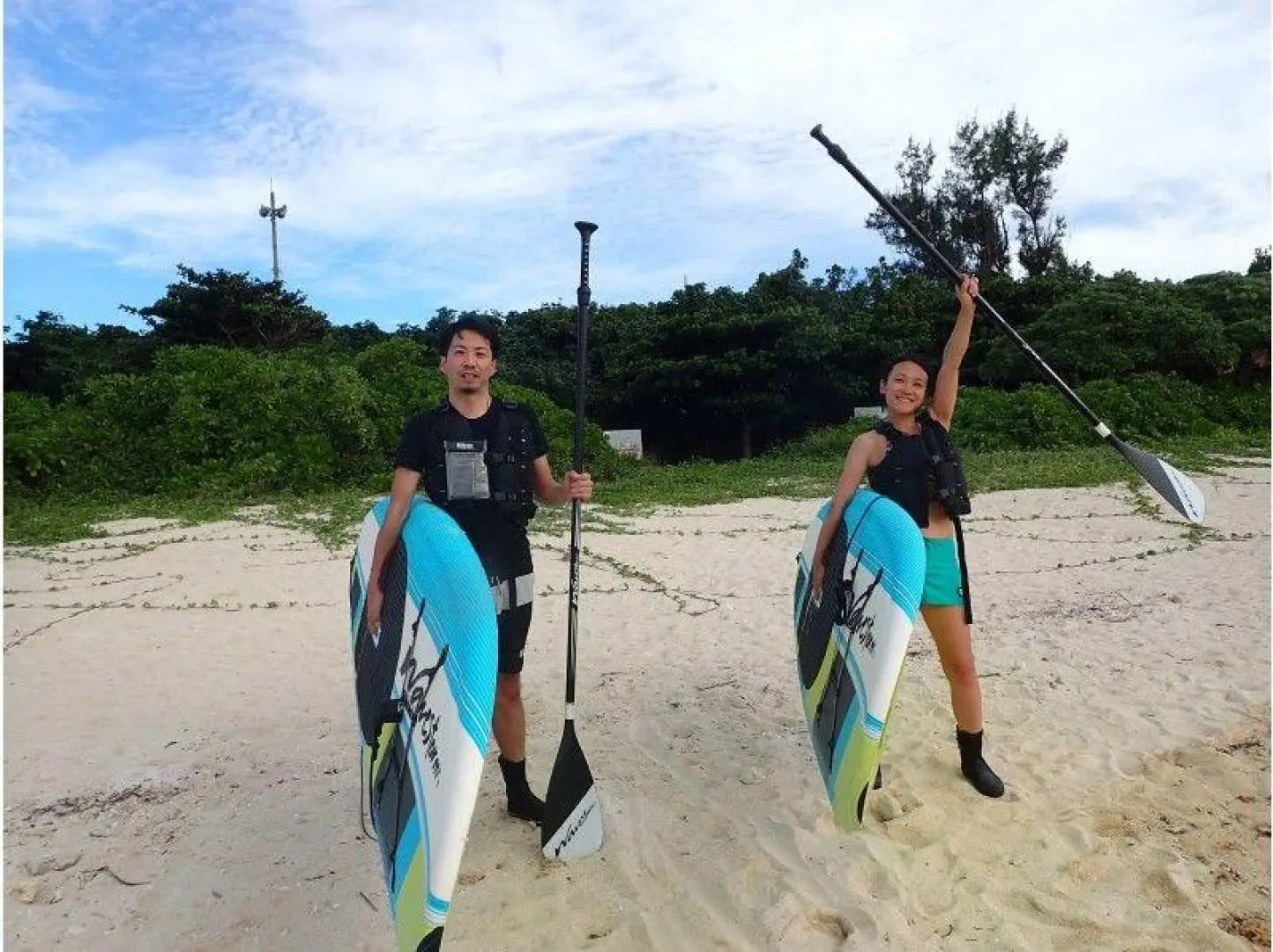 海へ出発！！。ゆっくりサップに乗り込んで、沖縄の海へ出発します。