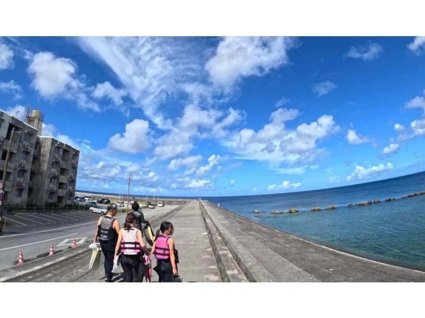 We've arrived at the point. It's a 3-minute walk from the shop to the point. (The location may change.) Enjoy the untouched sea that only locals frequent.