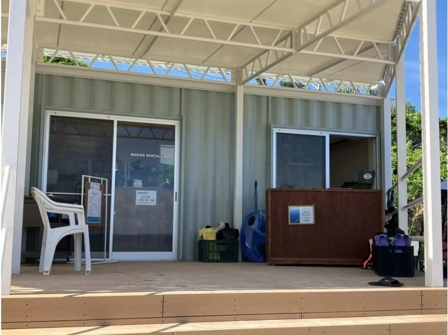 Registration (Example: 9:30 course): Please arrive 30 minutes before the start time, at 9:00 AM. Upon arrival at Sesoko Beach, please register before changing. We will explain the locations of the changing rooms, toilets, and lockers.

The counter on the right is the registration area. Please inform the staff of the name of the person making the reservation and the course you wish to participate in.