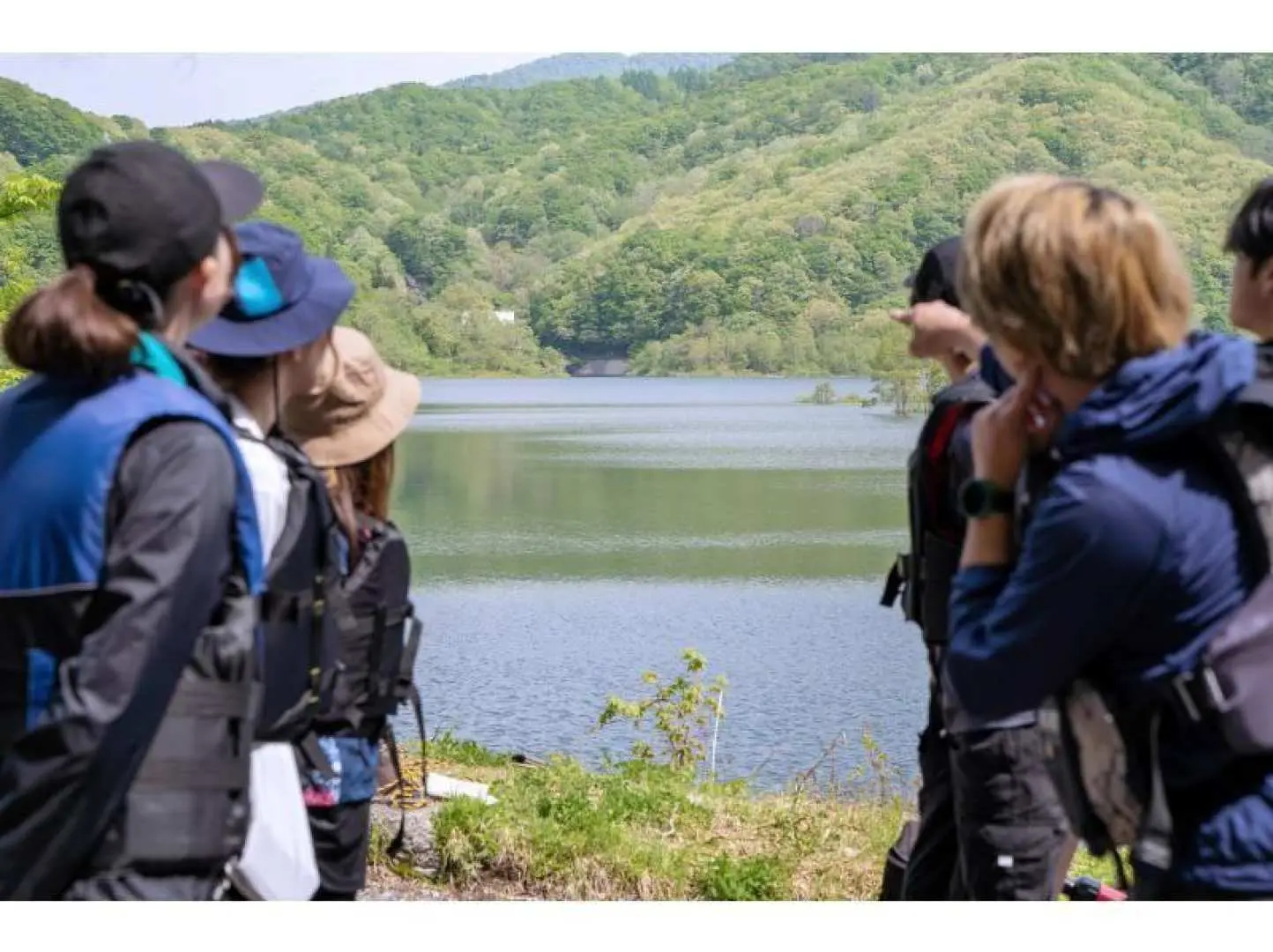 Transportation and Experience Explanation. After arriving at the meeting point, we will walk to the entrance of the lake. At this time, we will explain the lake and important safety precautions for the experience. Then, after putting on life jackets, we will first receive a lecture on land explaining safety precautions and how to paddle!