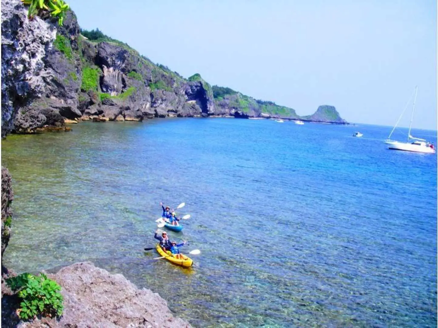 The panoramic view from the cliffs is breathtaking! Let's paddle leisurely while admiring the sheer cliffs!