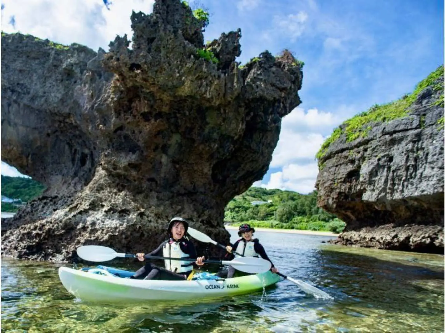 The journey takes you through rocky areas! There are places where you can pass through the gaps between the rocks, so you can enjoy the scenery as you go!