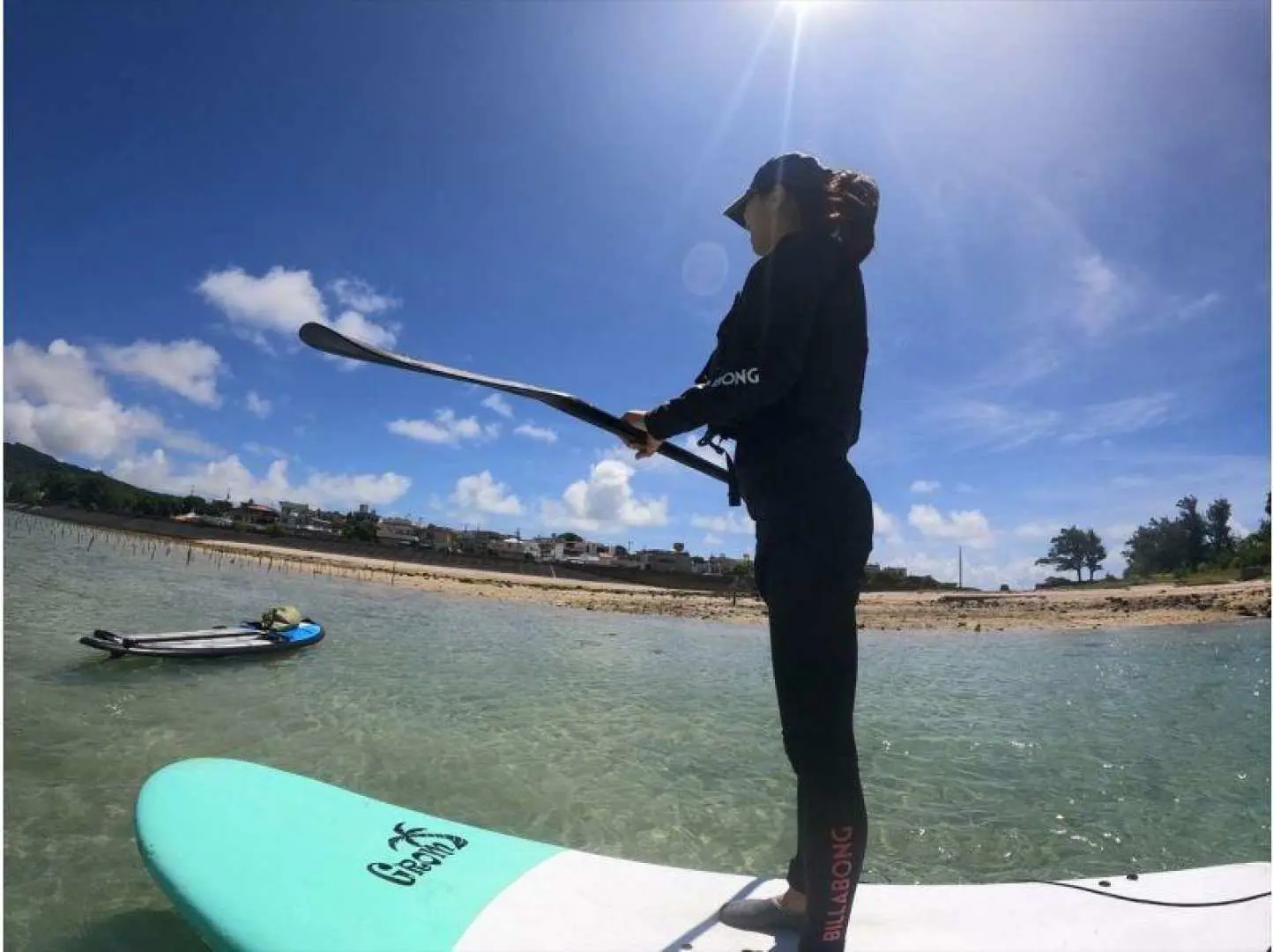 SUP体験クルージング。立てたー！初めて海の上に立つ感動！その絶景をご堪能ください。
