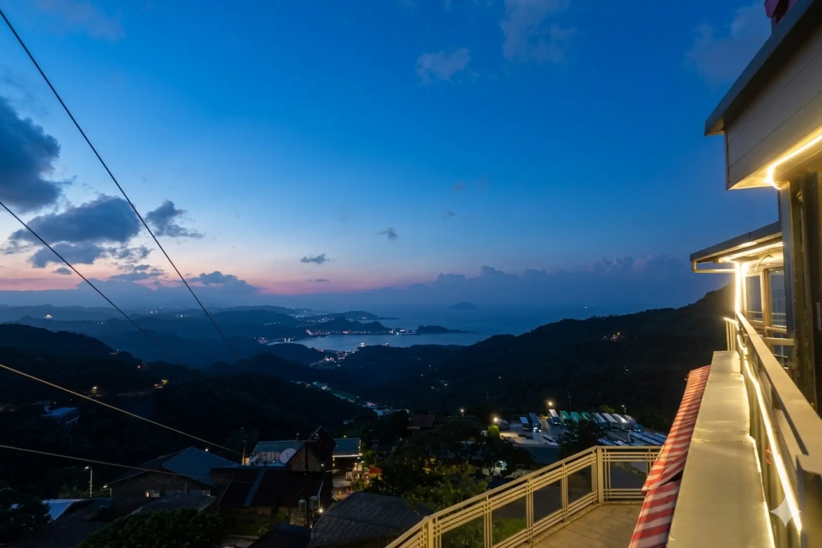 【幻想的な夜景】
街に灯りがともる夜の帳。遠く基隆嶼の灯りを眺めながら、深まる夜の余韻にゆっくりと浸る特別な締めくくりを。
