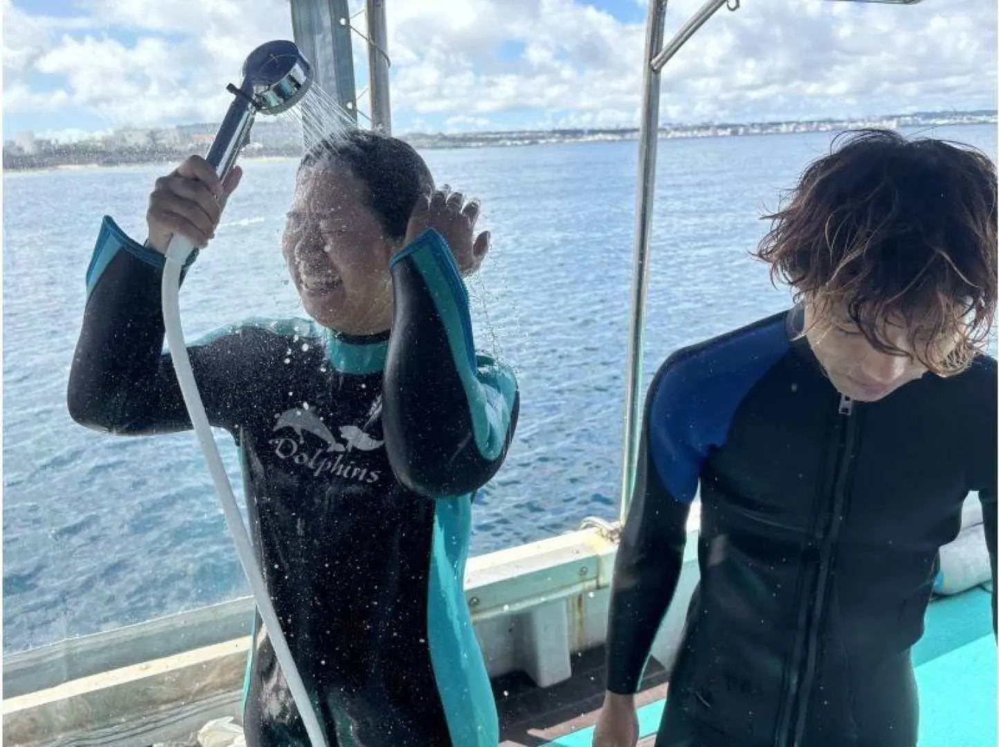 该洗澡啦！船上有热水淋浴！