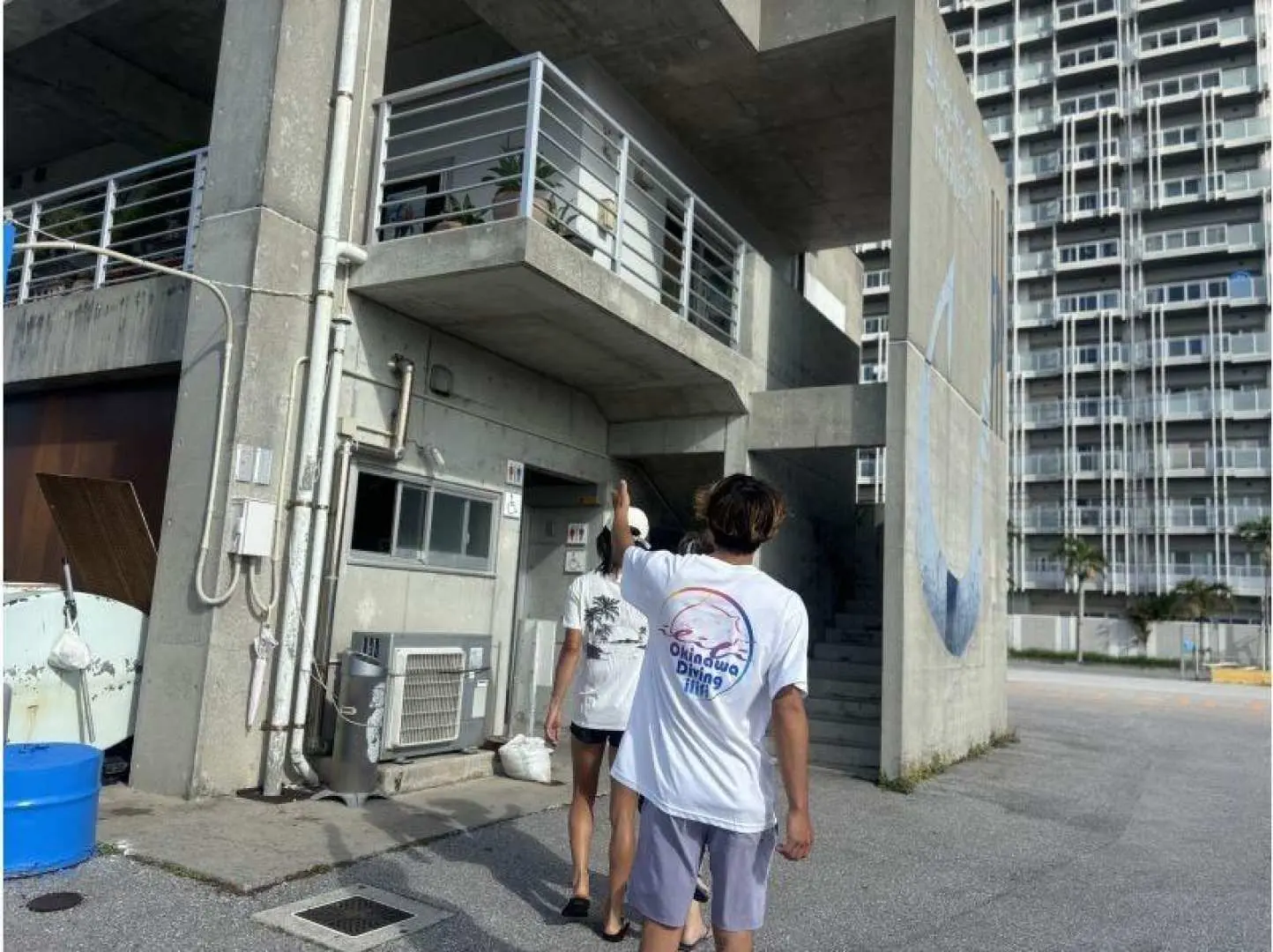 港にはトイレも完備！。お手洗いを済ませて頂きます！