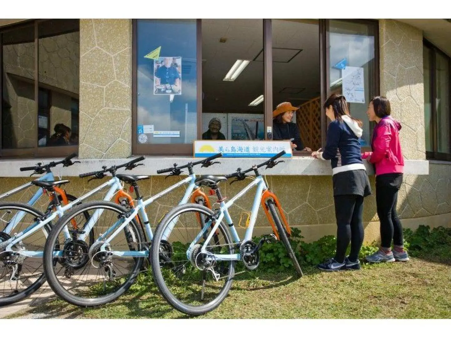 Rental bicycles are now available. At the Chura Island Kaido Information Center, you will fill out a participation agreement, make payment, and receive instructions and information on points of interest before setting off on your cycling trip!