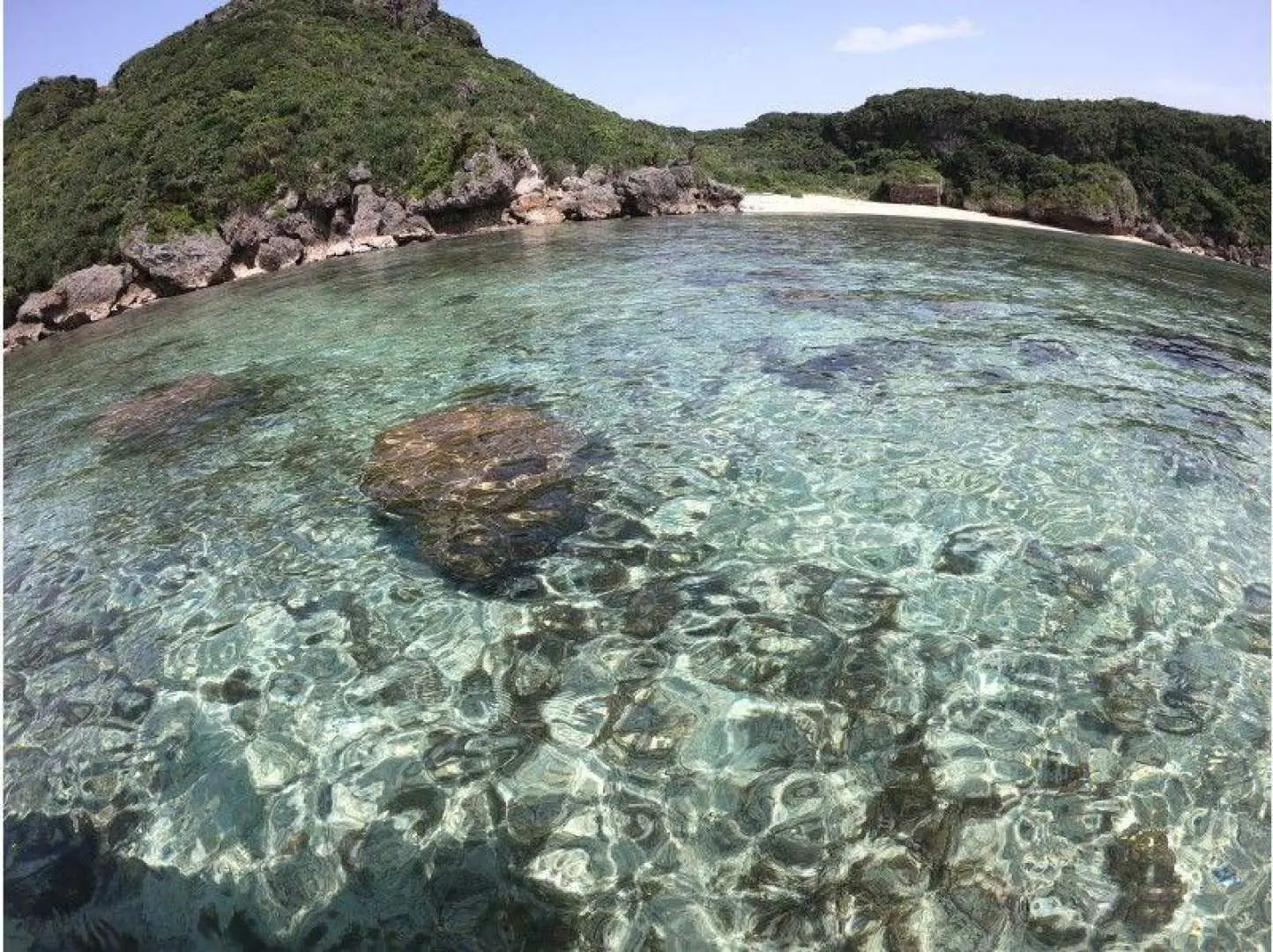 ぬちの浜。浜の前にはハマサンゴが広がっており熱帯魚も見れるかも?