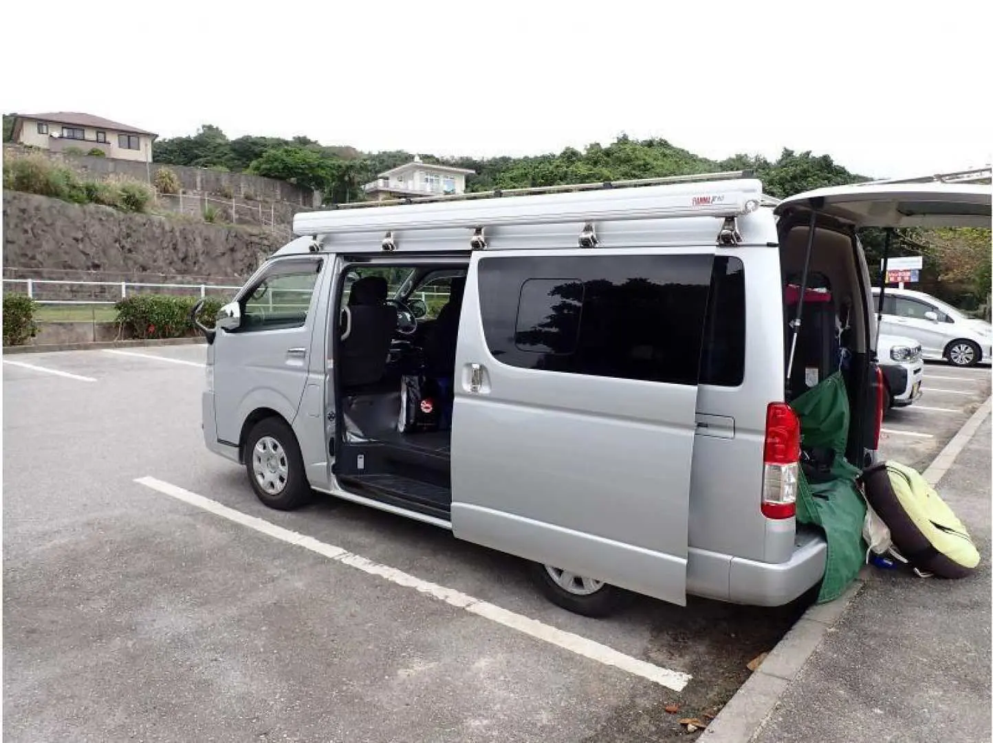 集合・受付。申込用紙を記入後、海へ行く準備を始めます♪ウエットスーツ・マリンシューズ・ライフジャケットなどを装着していきます。しっかりサイズが合っているか確認調整します。