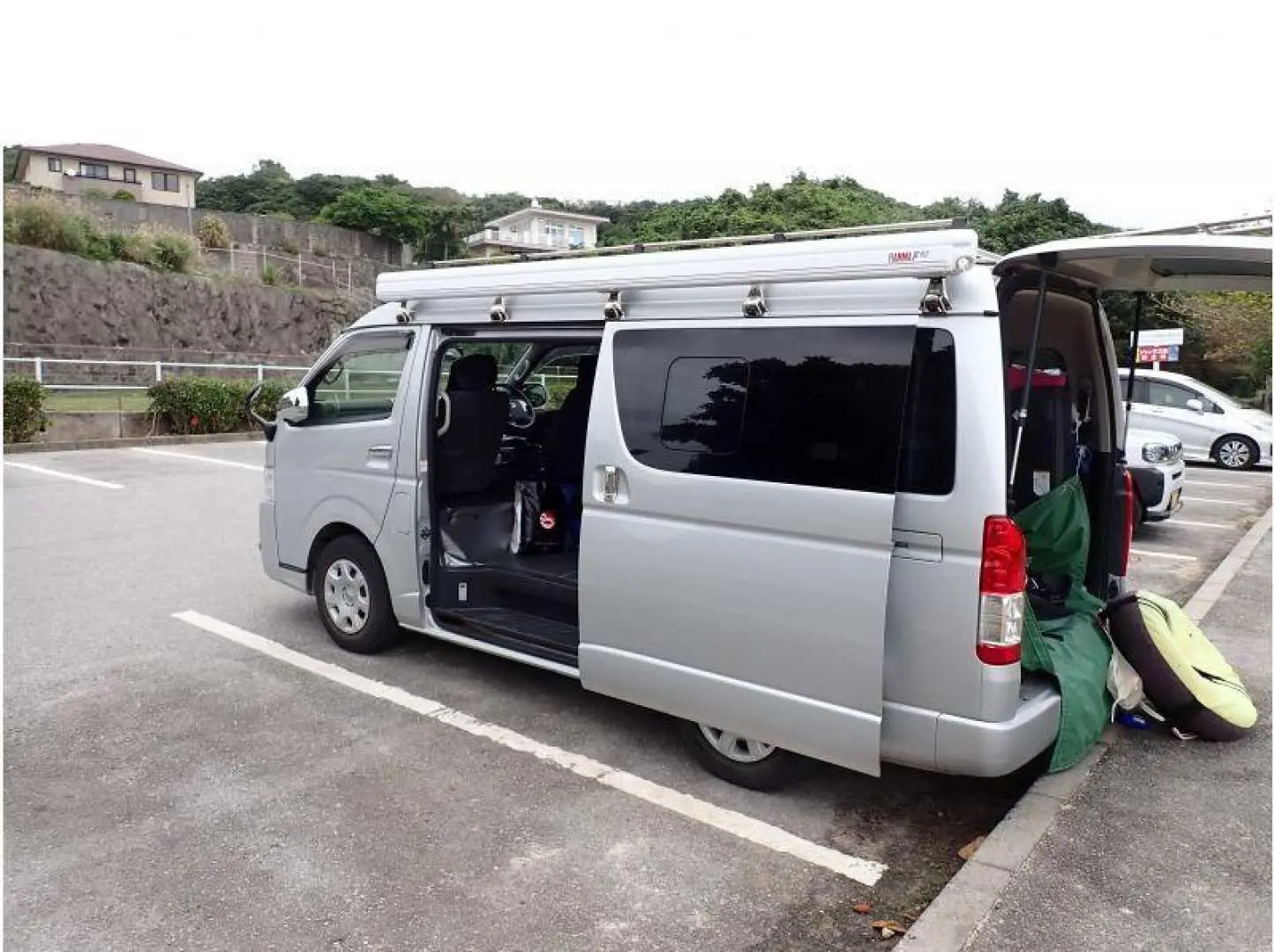 集合・受付。申込用紙を記入後、海へ行く準備を始めます♪ウエットスーツ・マリンシューズ・ライフジャケットなどを装着していきます。しっかりサイズが合っているか確認調整します。