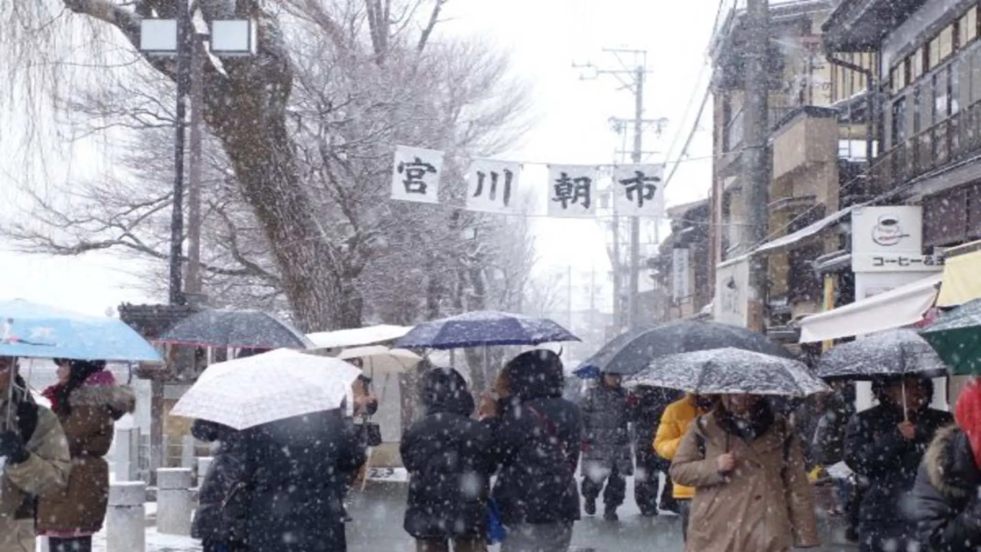 Depart for Shirakawa-go (approximately 50 minutes drive).