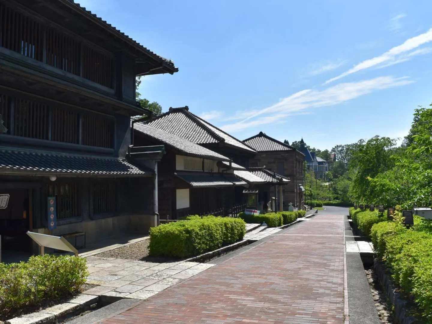 Arrive at the "Meiji Museum Village" and spend approximately 3 hours there.

The park showcases numerous historical buildings from the Meiji era and retro street scenes, open to the public at their leisure, allowing visitors to learn about Japan's modern development and architectural culture.