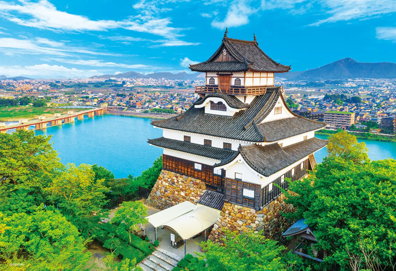 Arrive at Inuyama Castle and its surrounding town, with a leisurely stroll of approximately 2 hours and 30 minutes. Inuyama Castle is one of Japan's National Treasures and the oldest existing wooden castle tower. Climbing the castle offers panoramic views of the Kiso River. The castle town retains its traditional streetscape, making it ideal for a leisurely visit and free time.