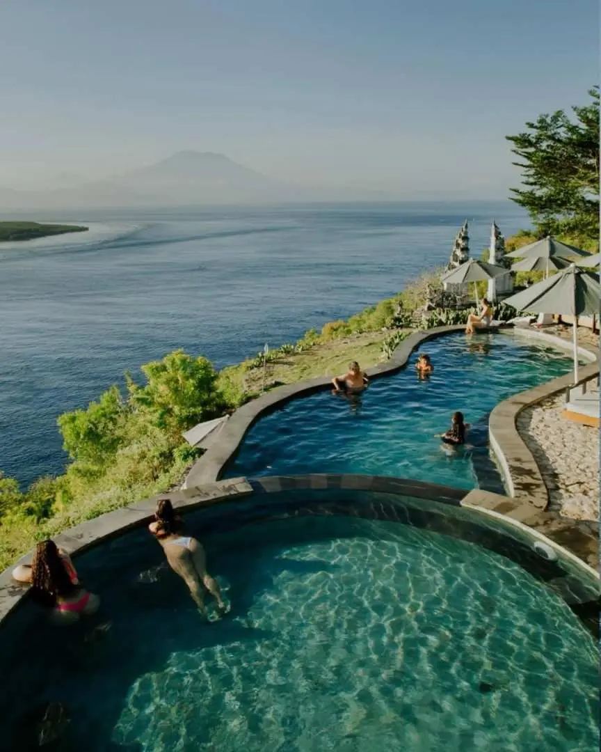 Lunch with Infinity Pool View:
Enjoy a relaxing lunch at a scenic restaurant featuring an infinity pool and breathtaking views of Mount Agung. 🌊🍽️