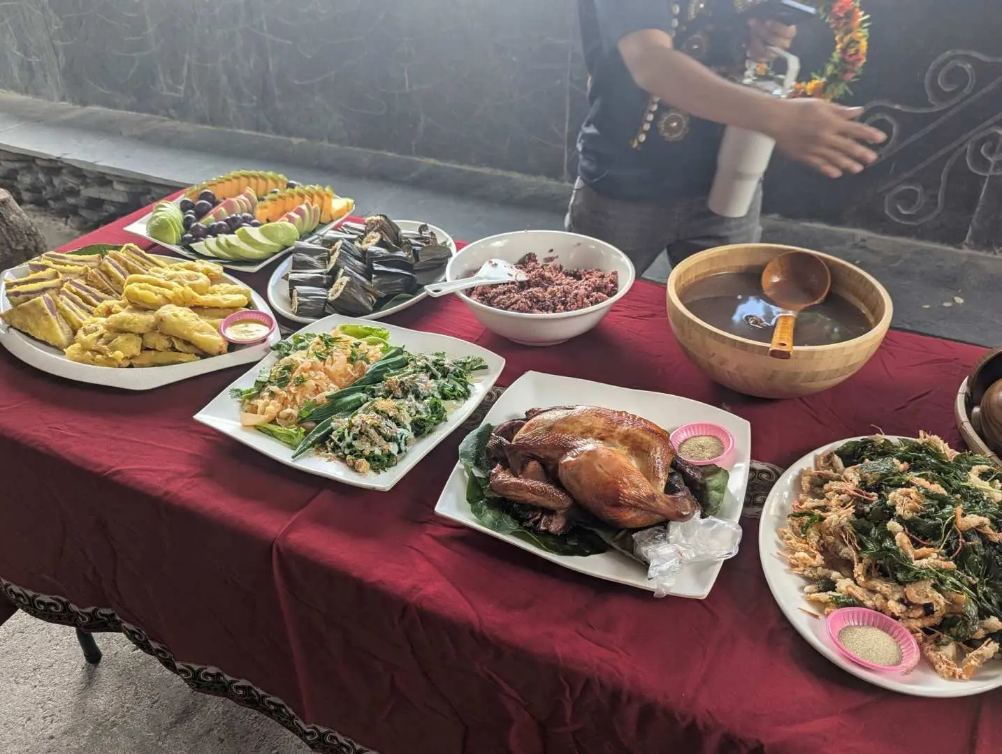 萬山部落豐盛的傳統原住民美食，桌上擺滿了烤雞、特色野味與多樣菜餚，展現部落豐富的飲食文化。